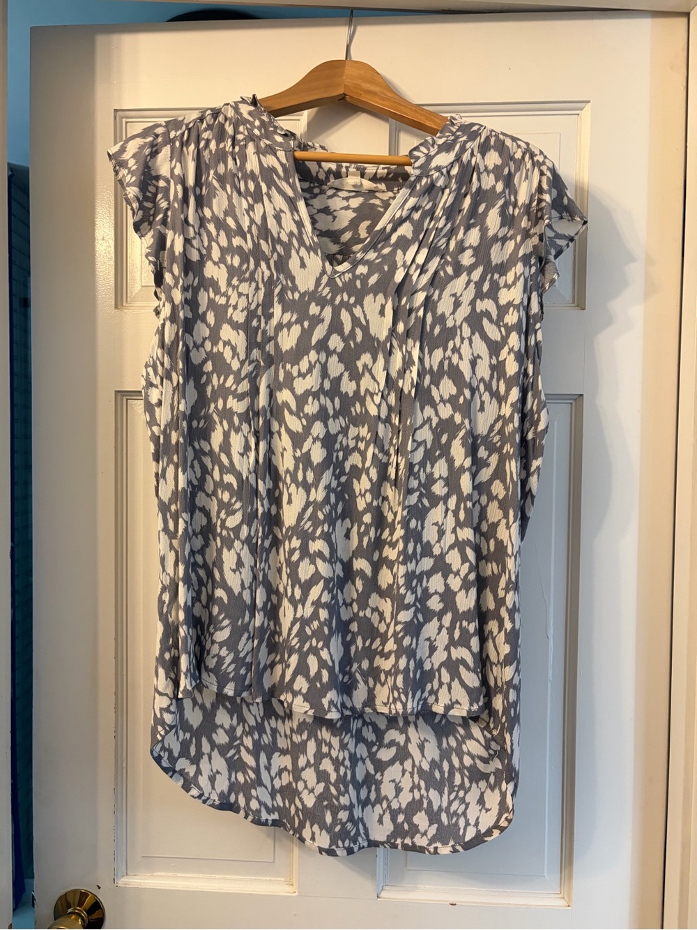 Relaxed V-Neck Sleeveless Tunic in Gray and White Print